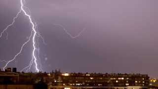 Двама души са загинали а други петима са били ранени