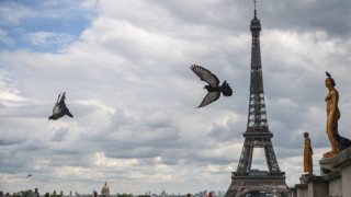 Айфеловата кула е евакуирана след като човек заплашва да взриви