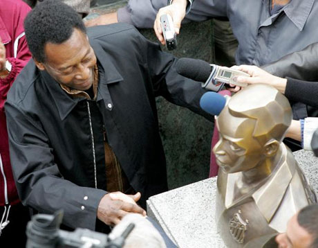 Пеле скочи на Марадона