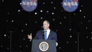 Директорът на НАСА Джим Брайдънстайн заяви пред конгресмени че е