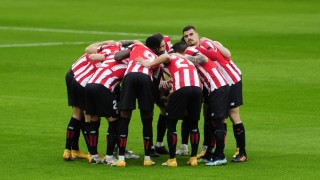 В нормални времена огромна вълна от фенове облечени в червено бялото