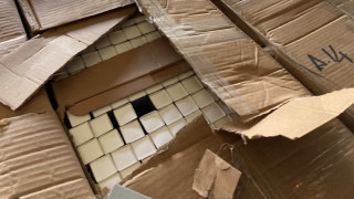 Митнически служители задържаха почти 65 000 контрабанди парфюма на МП