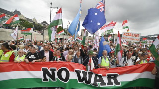 Десетки хиляди унгарци маршируваха през центъра на Будапеща в събота