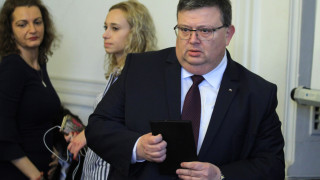 Главният прокурор Сотир Цацаров дойде изненадващо в парламента и влезе