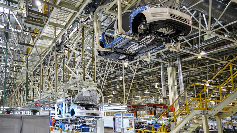 Шеф във Volkswagen: Недостигът на чипове ще продължи да спъва автомобилната индустрия и през 2022-а