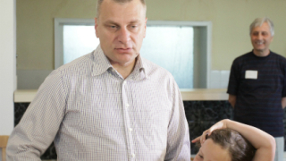 Курумбашев тръгна на избори с рози и целувки