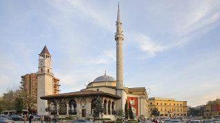 Носещ нож мъж е нападнал богомолци в джамия в албанската