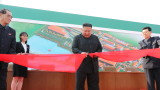  Жив и здрав Ким Чен Ун откри цех пред ликуващи севернокорейци с маски 