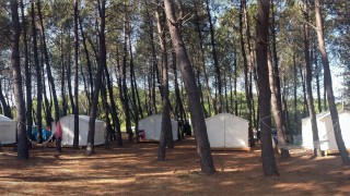 Терминът глемпинг идва от английски и според сайта glamping com е