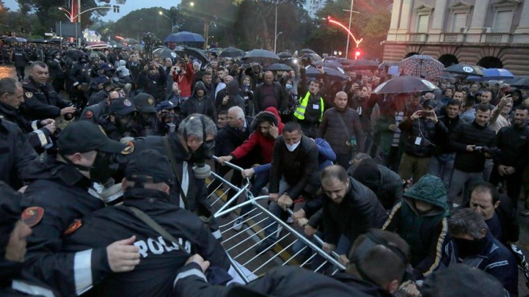 В албанската столица Тирана отново се стигна до сблъсъци между