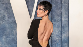 Докато Холзи се готви да издаде петия си албум тя избра