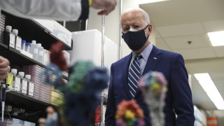 Президентът Джо Байдън обяви в четвъртък че за да имунизират