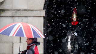 Необичайни снегове блокираха Великобритания