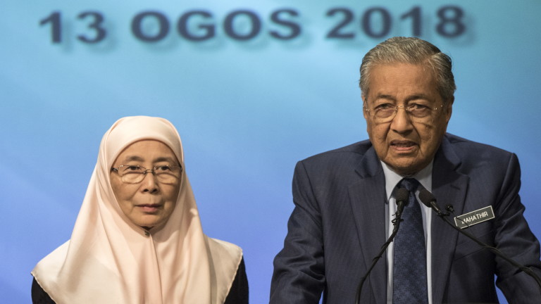 Премиерът на Малайзия Махатхир Мохамад подаде оставка
