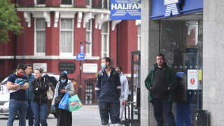 Британският главен научен съветник се извини за липсата на яснота за "стадния имунитет"