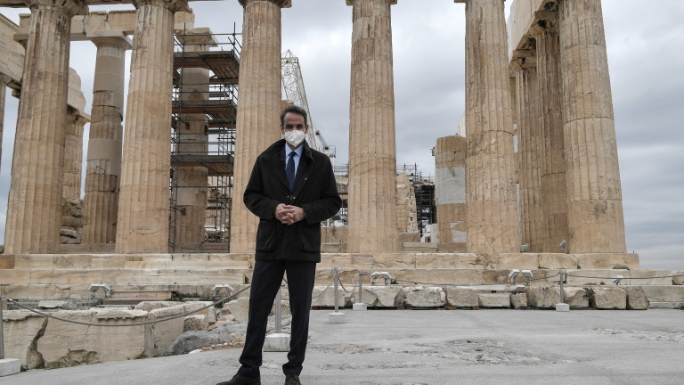 Премиерът на Гърция Кириакос Мицотакис е остро критикуван, след като
