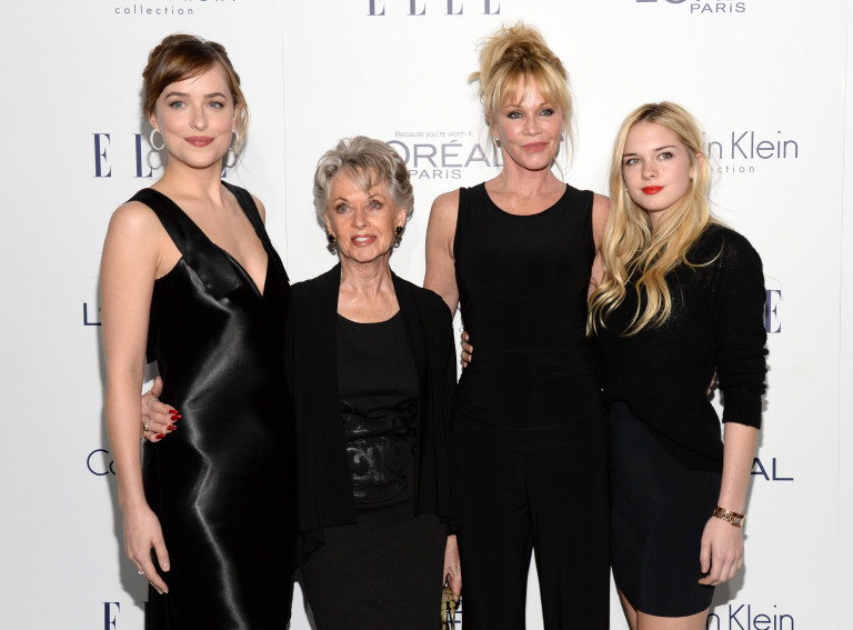 Стела (вдясно) с майка си, баба си Типи Хедрън и полусестра си Дакота Джонсън