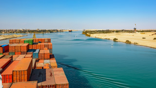 Товарен кораб катастрофира в мост при Суецкия канал
