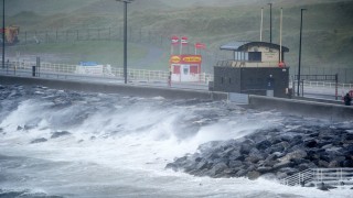 Атлантическата буря Юнис връхлетя Британските острови с ветрове от над