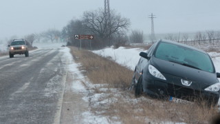 От АПИ препоръчват шофьорите да пътуват със зимни гуми и