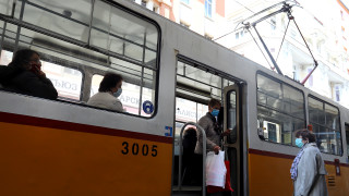 Оборудват контрольорите в градския транспорт в София с камери от