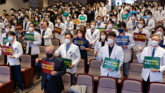 Професорите подкрепят стачкуващите младши медици в Южна Корея