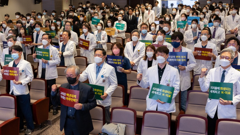 Професорите по медицина в Южна Корея казаха, че ще намалят