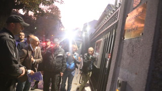 Почти час граждани протестираха тази вечер пред посолството на Франция