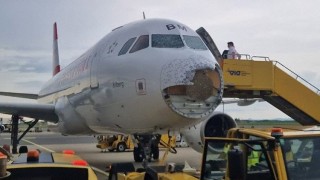 Градушка надупчи самолет при кацане във Виена