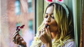 Празнична доза сексапил