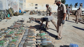 Русия продължава да доставя оръжия на либийските бунтовници включително бойни