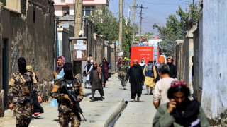 Над 20 души загинаха при самоубийствен атентат в Афганистан съобщава