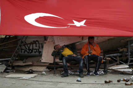 Турските бунтари вдигнаха барикадата от парка "Гези"