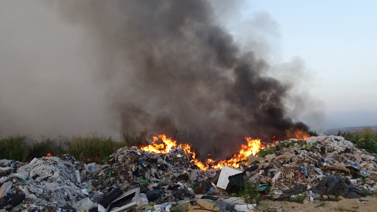 Втори ден гасят пожар на сметище край Пловдив