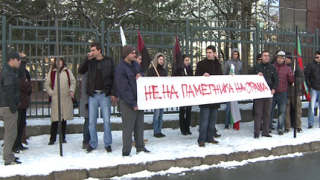 ВМРО сложи кръст на паметника на US летците