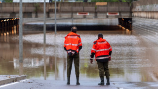 Проливни дъждове отнасят хора по улиците на Испания