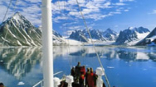 Кораб с туристи заседна в Антарктида