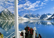 Кораб с туристи заседна в Антарктида
