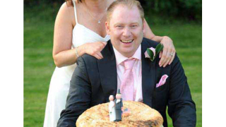 Огромен чийзбургер поднесоха младоженци - любители на "бързата храна"