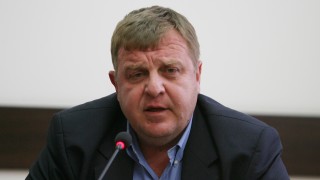 Вицепремиерът и министър на отбраната Красимир Каракачанов иска повече контрол