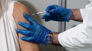 Започва ваксинацията на възрастните хора и срещу съобщава БНР Кампанията