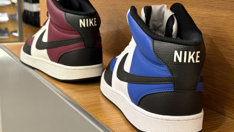 Цените на акциите на спортния гигант Nike скочиха заради ... напускането на шефа