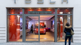 Tesla дебютира на борсата преди 10 години. И от тогава акциите ѝ са поскъпнали с над 1400%