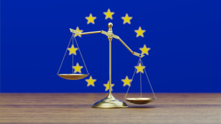 Европейският съюз обмисля два основни начина за набиране на финансова