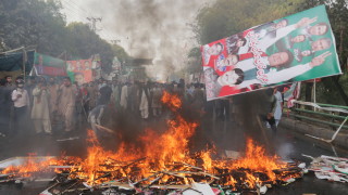 Поддръжници на главния опозиционен лидер в Пакистан Имран Хан се