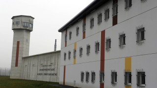 Надзиратели блокираха входовете на 18 затвора във Франция след нападението