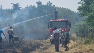 Горски пожар между гори селата чепеларските села Хвойна и Забърдо