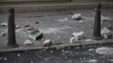 Отломки от фасада паднаха на спирка на площад „Македония“
