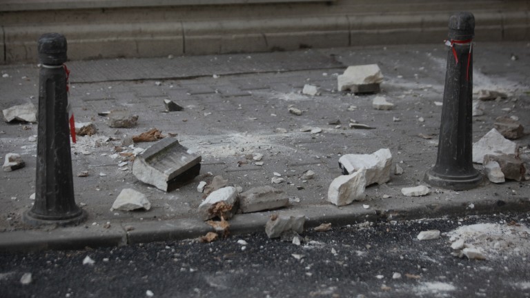 Десетки паднали дървета и ламарини, счупени витрини от вятъра в София  