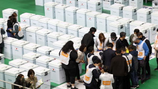 Либералните опозиционни партии в Южна Корея постигнаха убедителна победа на